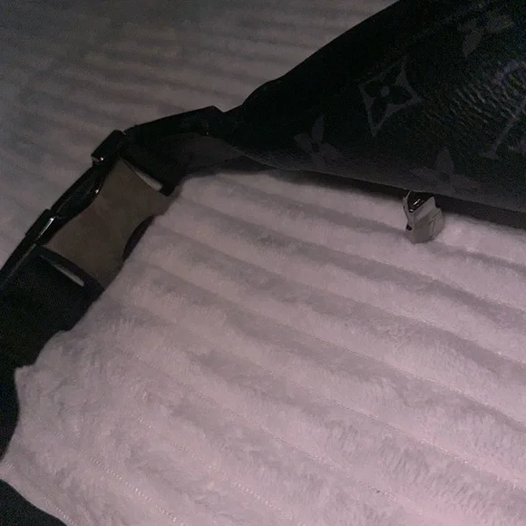 Louis Vuitton Discovery Bumbag PM - Picture 9 of 10